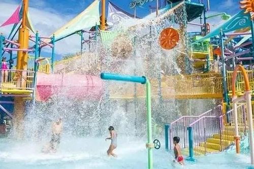 Bất chấp nắng nóng, các điểm du lịch Hà Nội đông khách