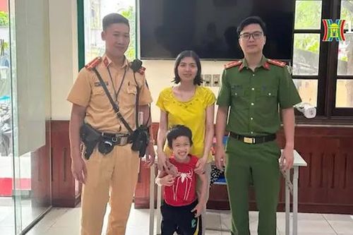 Cảnh sát giao thông giúp cháu bé đi lạc tìm mẹ