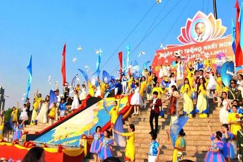 Tự hào màu cờ đỏ thắm bay trên cầu Hiền Lương