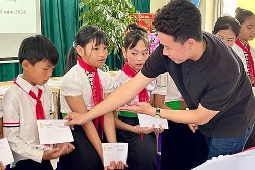 Tặng học bổng cho học sinh trường tiểu học mang tên Đại tướng Võ Nguyên Giáp