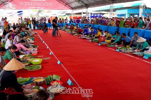 Nhộn nhịp Hội thi trình diễn gói bánh tét