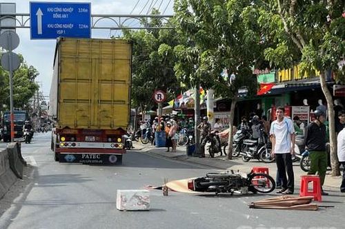Con gái khóc ngất tại hiện trường khi cha bị xe container cán tử vong