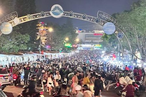 Đà Lạt chật kín khách du lịch đến 'trốn nóng' trong dịp lễ 30/4, 1/5