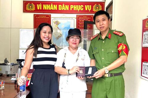 Trao trả tài sản du khách nước ngoài đánh rơi tại Đà Nẵng
