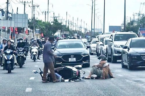 TP.HCM: Dầu nhớt đổ ra Quốc lộ 1A, nhiều xe máy trượt ngã