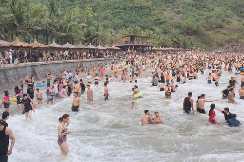 Hàng vạn du khách 'giải nhiệt' ở các bãi biển ở Hải Phòng, Quảng Ninh