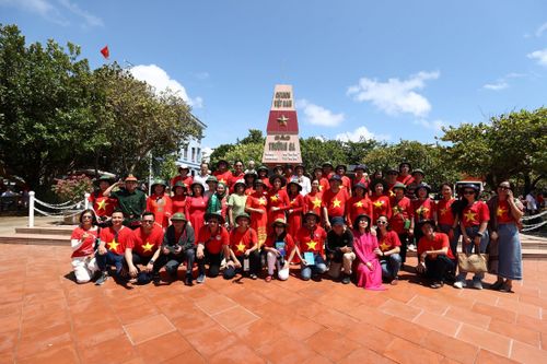 Đoàn kiều bào 22 nước thăm huyện đảo Trường Sa và nhà giàn DK-I