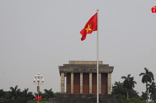 Dòng người vào Lăng viếng Bác trong ngày nghỉ Lễ 30-4