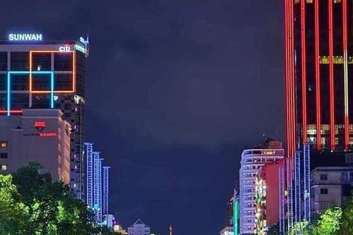 Biển người đổ về trung tâm thành phố Hồ Chí Minh chờ xem màn bắn pháo hoa