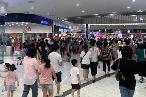 Tránh nóng, người dân đổ xô đến các Trung tâm Thương mại trong dịp nghỉ lễ 30/4 - 1/5
