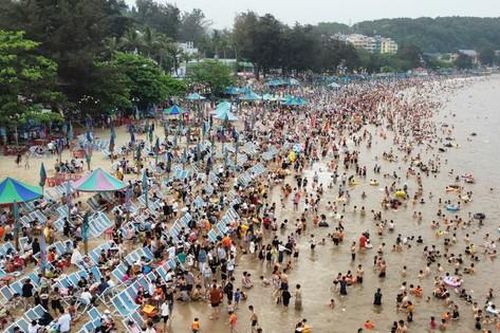 Du khách ùn ùn đổ về tắm biển, Đồ Sơn đông nghẹt ngày nghỉ lễ