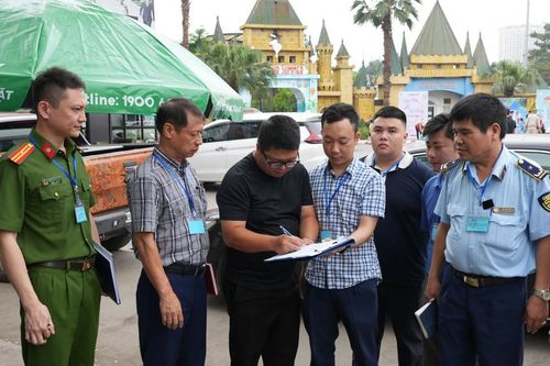 Kiểm tra đột xuất, xử lý điểm trông xe 'chặt chém' khách du lịch dịp nghỉ lễ 30-4 và 1-5