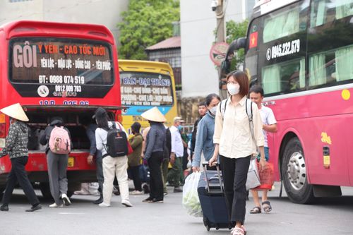 Người dân ùn ùn trở lại Thủ đô sau kỳ nghỉ lễ kéo dài