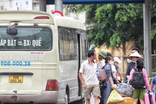 Người dân 'tay xách, nách mang' ùn ùn trở lại Hà Nội