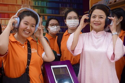 Người trẻ kết hợp các hình thức đọc để gia tăng trải nghiệm