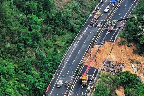 Nhân chứng vụ cao tốc sập ở Trung Quốc: Xe phía sau tôi bỗng biến mất