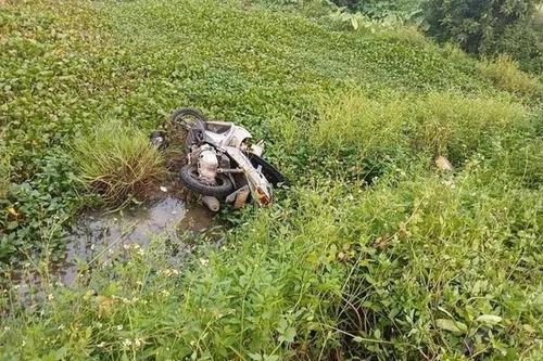 Tai nạn giao thông mới nhất 1/5/2024: thanh niên tử vong dưới ruộng cạnh xe máy