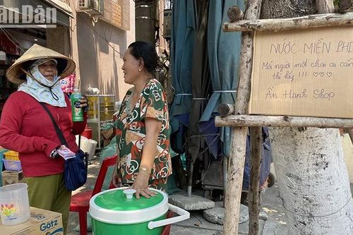 Ly nước miễn phí giữa tiết trời nắng nóng