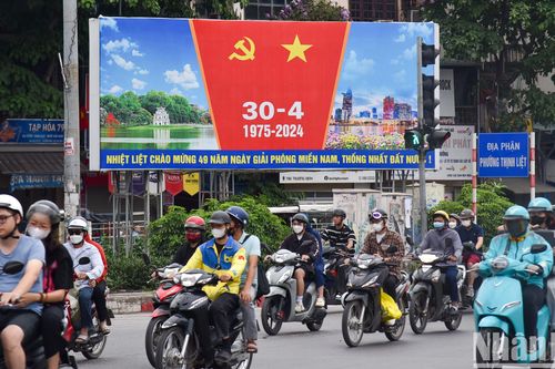 Người dân quay trở lại Hà Nội sau kỳ nghỉ lễ kéo dài
