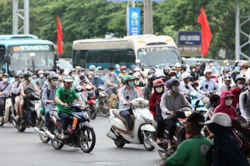 Nhà ga, bến xe ken đặc người dân từ các tỉnh đổ về