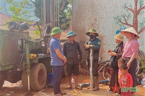 Trao hơn 220 triệu đồng tặng học sinh và người dân