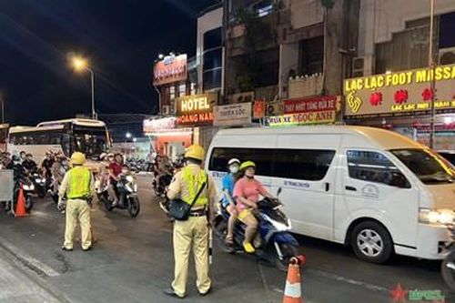 Cảnh sát giao thông hỗ trợ tích cực người dân trở lại thành phố làm việc