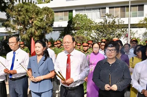 Lãnh đạo TPHCM dâng hương kỷ niệm 120 năm Ngày sinh đồng chí Trần Phú