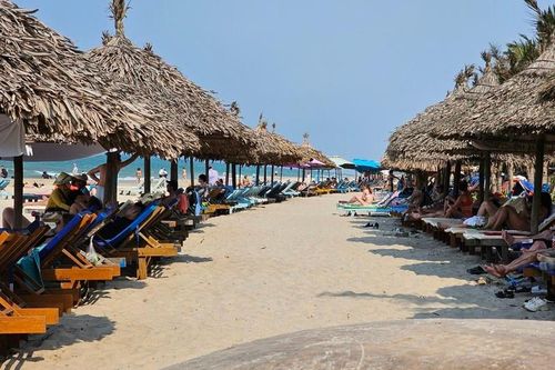 Không phải Mỹ Khê, du khách nước ngoài đang 'đổ xô' đến An Bàng