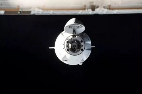 Tàu SpaceX Dragon hoàn thành nhiệm vụ, trở về Trái Đất với nhiều mẫu vật không gian