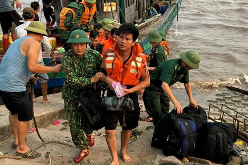 BĐBP Nam Định phối hợp với lực lượng chức năng cứu nạn kịp thời 10 thuyền viên gặp nạn trên biển