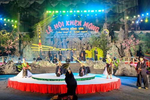 Điệu khèn Mông dặt dìu cao nguyên đá