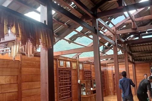 Mưa to kèm dông lốc làm 1 người chết, hơn 600 ngôi nhà bị tốc mái, hư hỏng