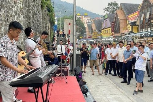 Du khách hào hứng trải nghiệm không gian phố đi bộ Tam Đảo