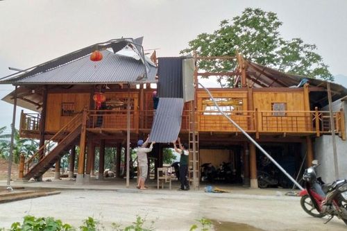 Hàng trăm ngôi nhà ở Lào Cai bị tốc mái trong đêm