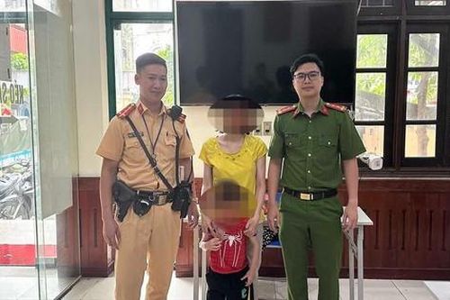Xúc động hình ảnh cảnh sát giúp đỡ người già, cháu nhỏ đi lạc đoàn tụ gia đình trong dịp nghỉ lễ
