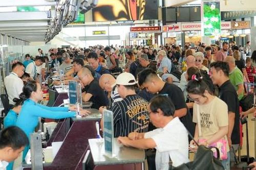Hôm nay 94.000 người đổ về sân bay Nội Bài