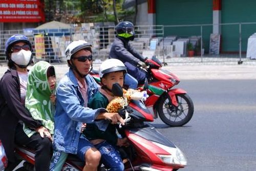 'Mướt mồ hôi' trở lại TPHCM sau nghỉ lễ