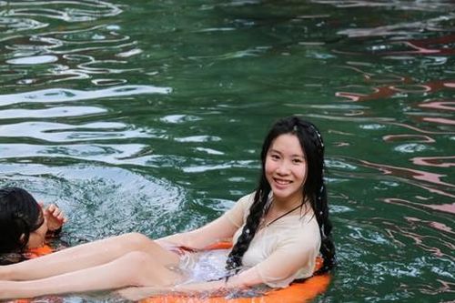 Giới trẻ bỏ phố lên núi tắm suối giải nhiệt