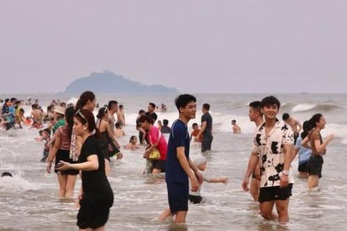 Nghìn người nhảy sóng ở bãi biển mới nổi Thanh Hóa