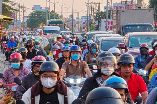 Người dân trở lại TPHCM sau kỳ nghỉ lễ