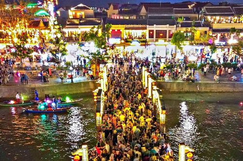 Hội An đông kín về đêm, du khách 'nhích từng centimet' trên cầu tham quan phố cổ