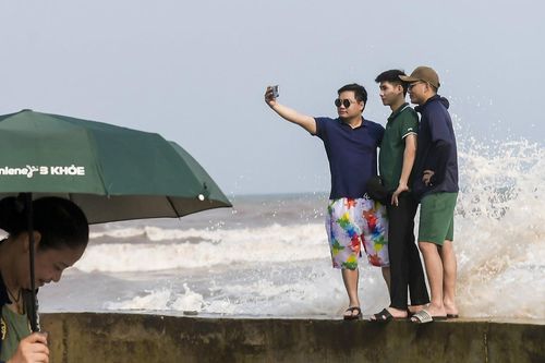 Du khách bất chấp nguy hiểm check-in 'sóng dữ' cao gần 10m ở biển Nam Định