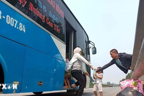 Hiểm họa khôn lường từ những 'bến xe' trên cao tốc Nội Bài-Lào Cai