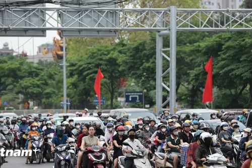 Dòng người ùn ùn trở về Thủ đô sau kỳ nghỉ dịp lễ 30/4-1/5