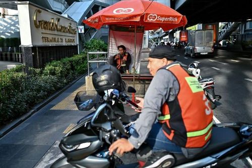 Người lao động chật vật mưu sinh giữa nắng nóng như thiêu đốt ở Thái Lan