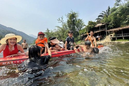 Nắng nóng kỷ lục, người dân đổ xô về suối giải nhiệt