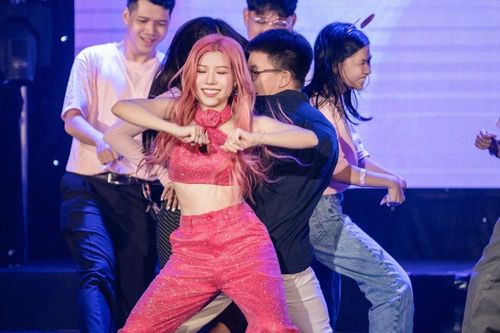Trang Pháp lần đầu trình diễn ca khúc mới, hé lộ kế hoạch ra album kỷ niệm 10 năm trong fan meeting