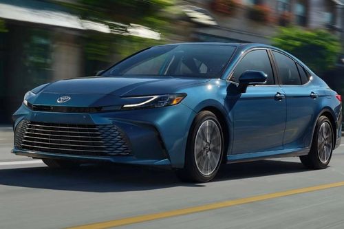 Chi tiết Toyota Camry Hybrid 2025, giá từ 28.400 USD
