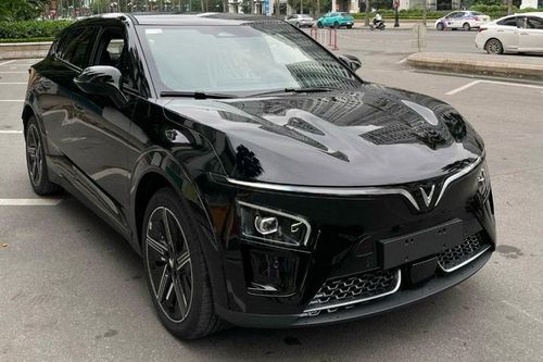 Bất ngờ về giá bán của chiếc VinFast VF7 chạy lướt đầu tiên lên sàn xe cũ