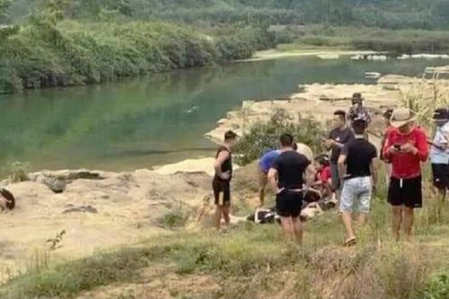 Đi tắm suối dịp lễ, 3 em học sinh đuối nước thương tâm